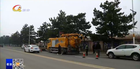 西峰:清理雨井篦子 让城区道路排水更通畅